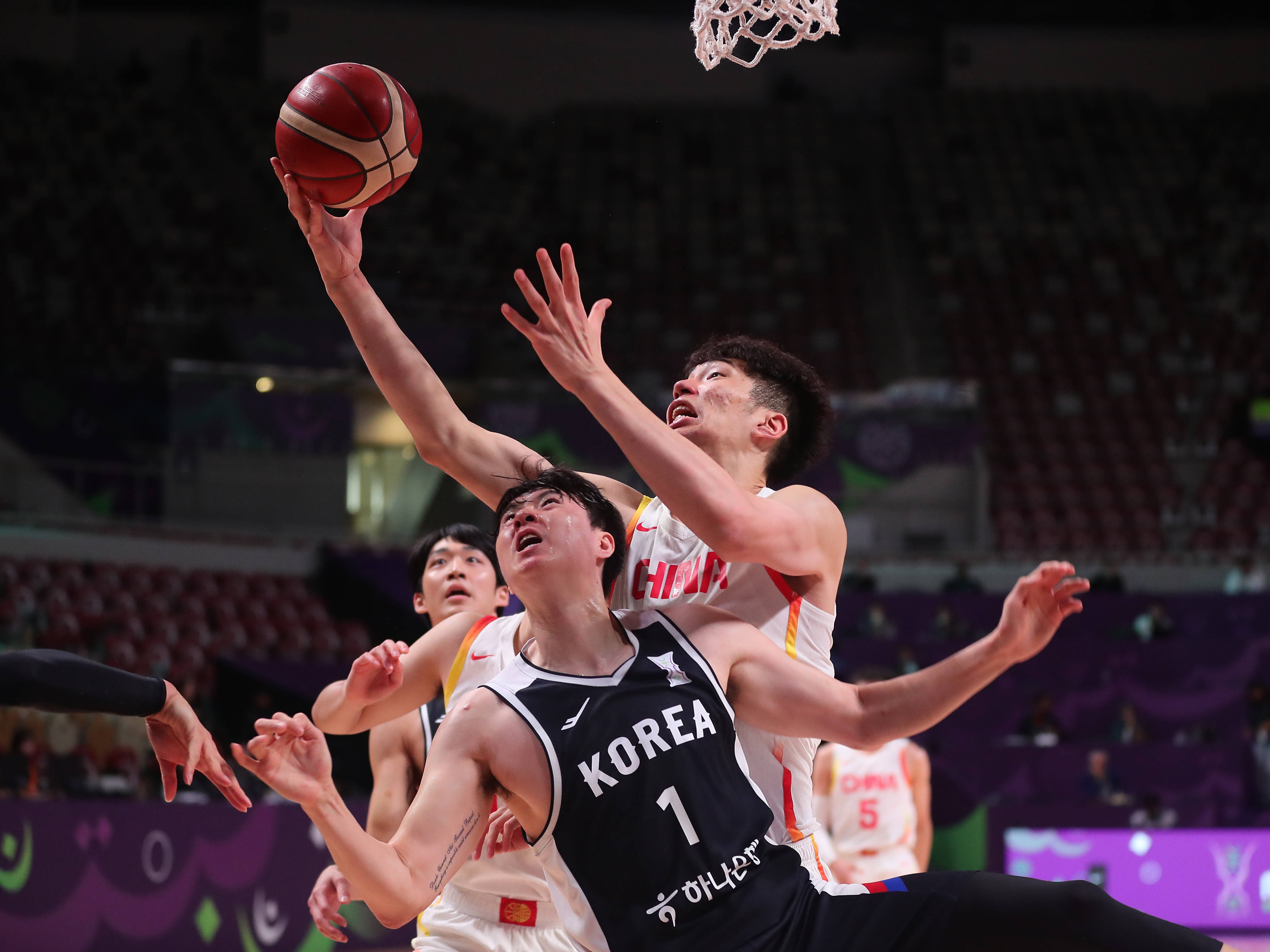 球场上的篮球大战震撼全球,体育迷热血激荡的简单介绍 球场上的篮球大战震撼全球,体育迷热血激荡的简单介绍