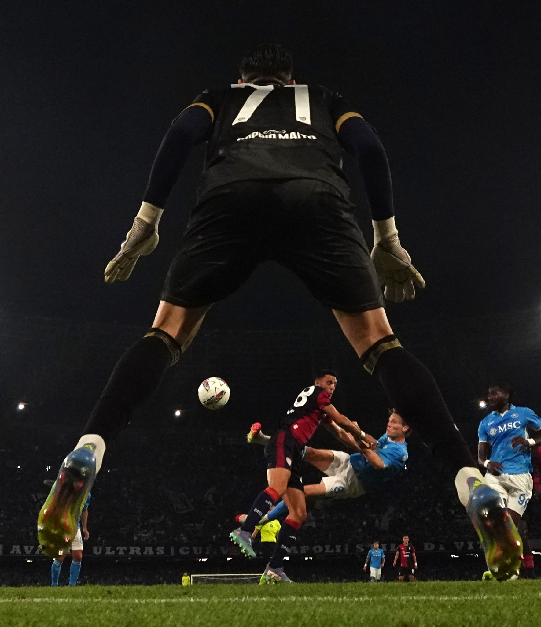 包含那不勒斯擒下榜首，展现强大实力的词条