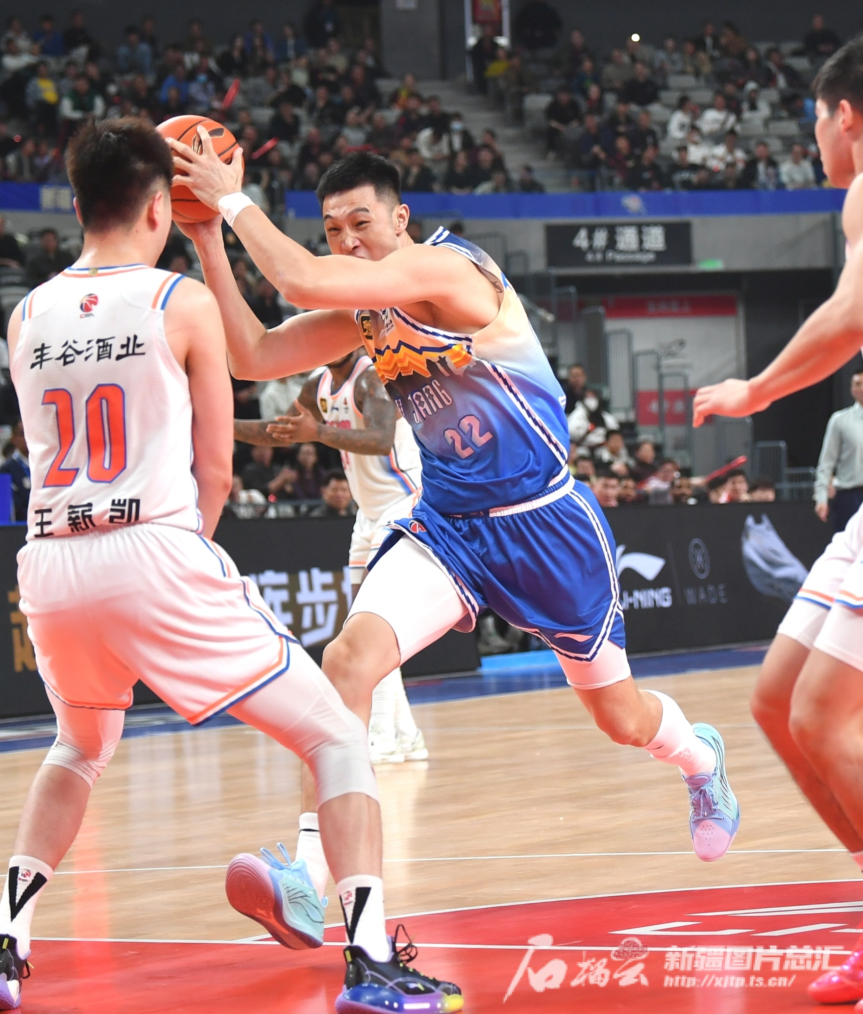 新疆男篮主场获胜，晋级决赛前夕