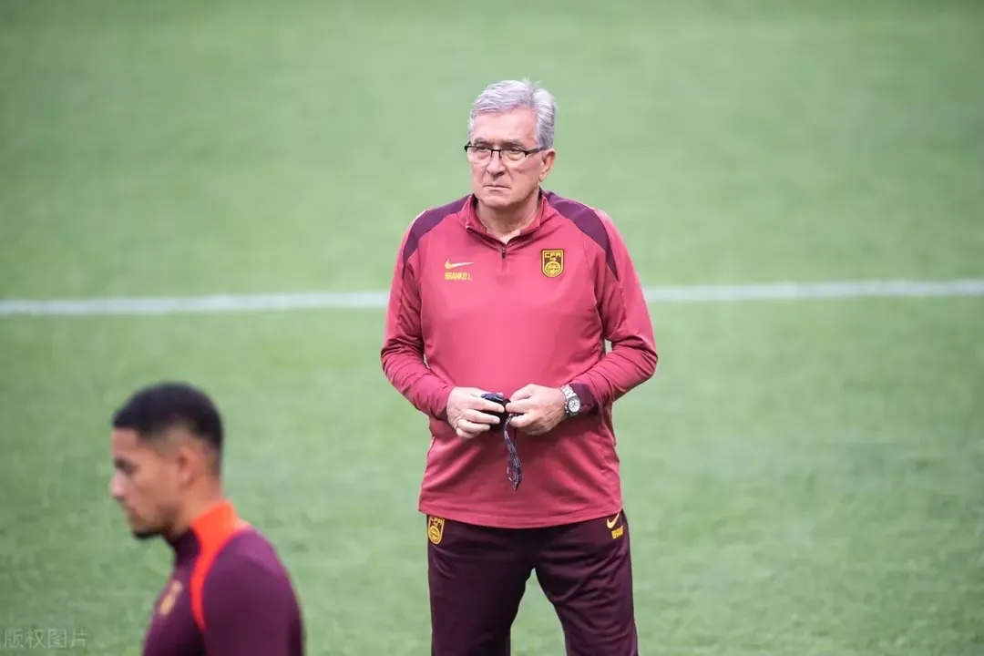 球队战绩震荡，主帅调整心态备战