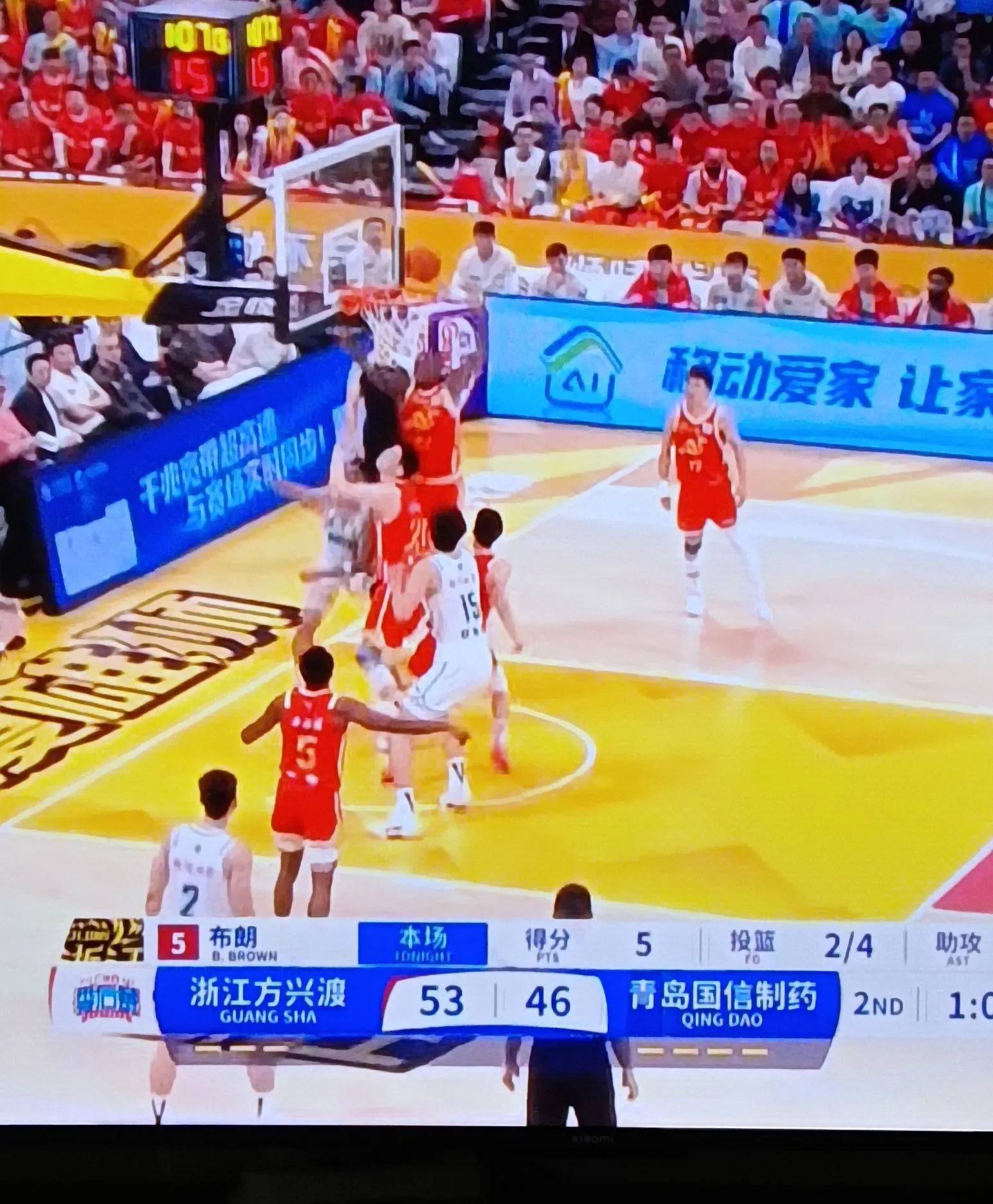 男子篮球比赛惊现绝杀，球迷激动落泪