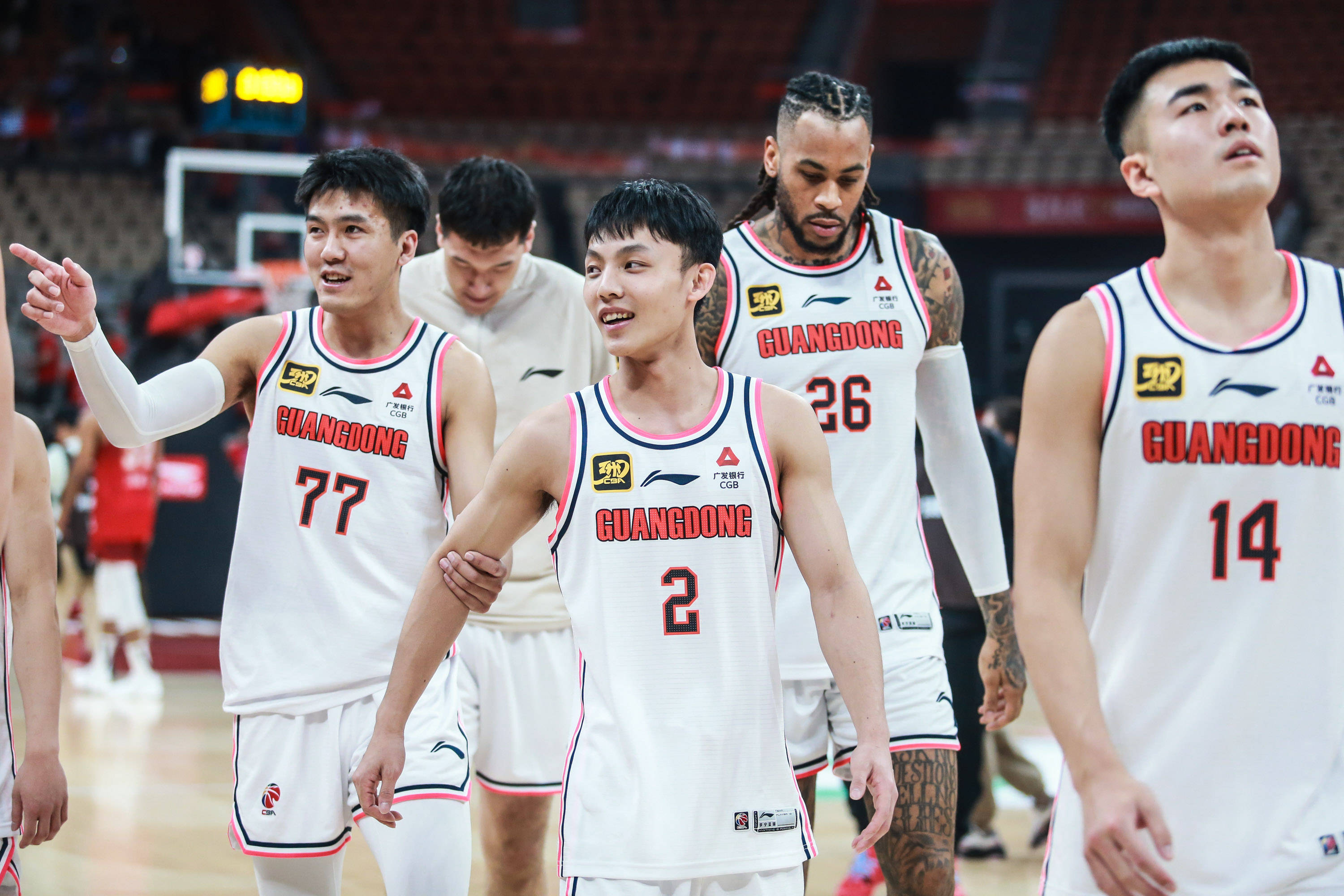 男子篮球比赛惊现绝杀，球迷激动落泪