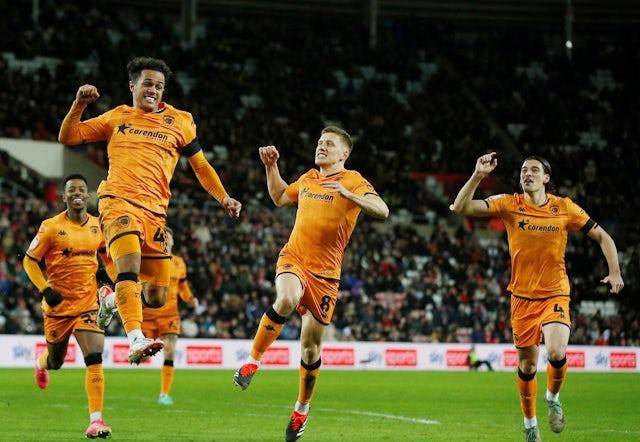 包含卡迪夫城引进黑马球员，冲击英冠头名的词条