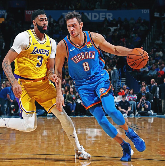 包含竞技之地！球员技艺高超角逐争取冠军的词条