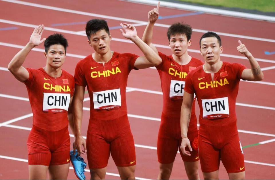 运动员瞬间超越竞争对手,领跑 运动员瞬间超越竞争对手,领跑