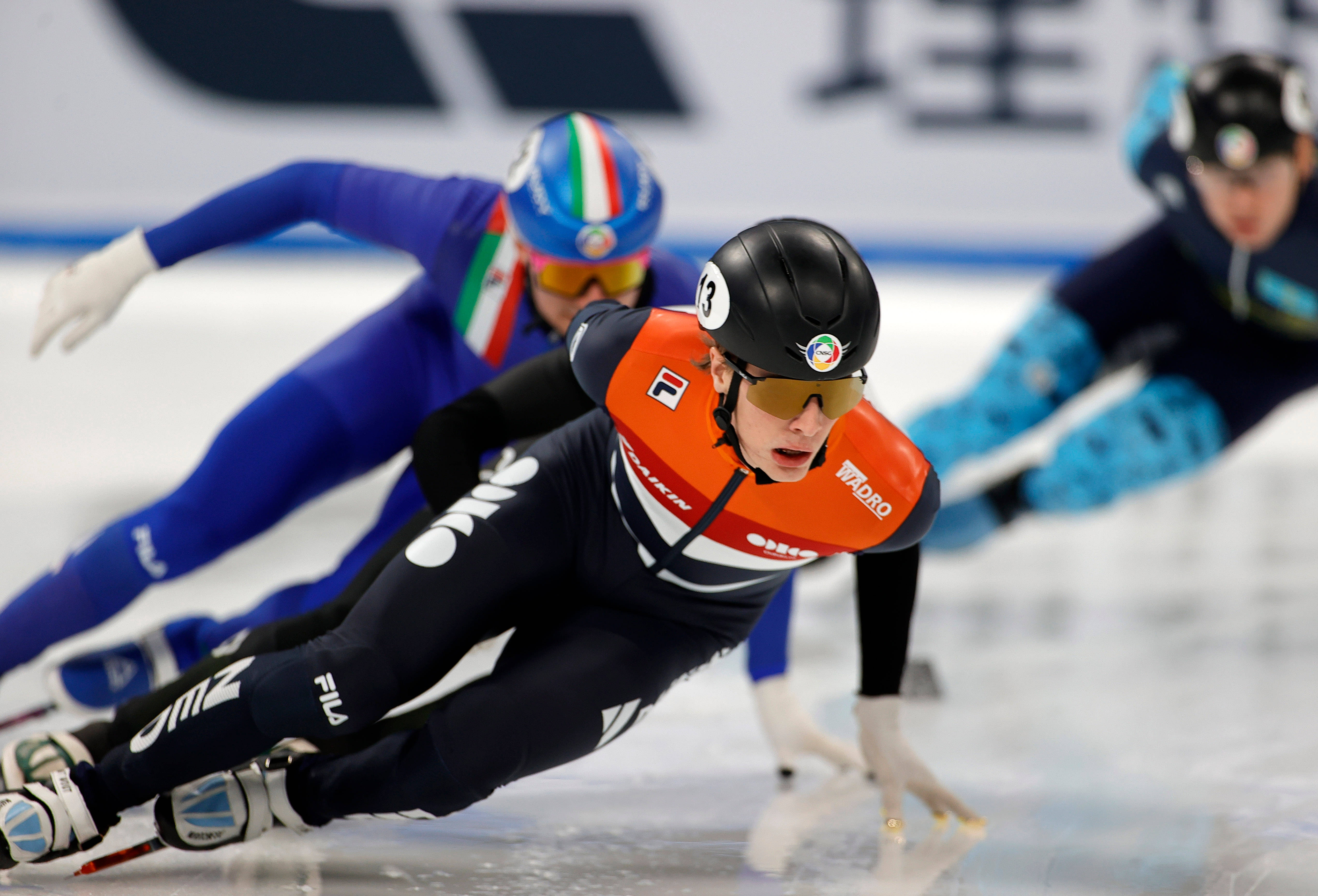 短道速滑比赛惊艳上演热血激情 短道速滑比赛惊艳上演热血激情
