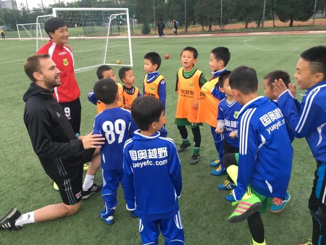 英雄联盟竞猜-里昂足球俱乐部球员投入社区慈善活动的简单介绍