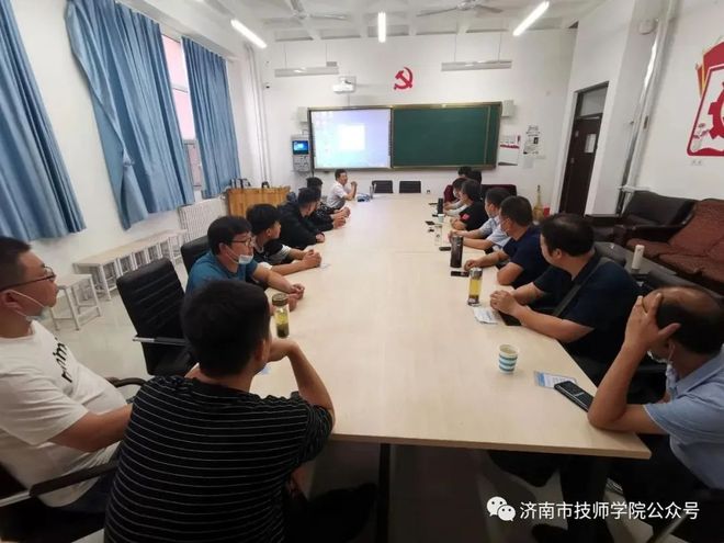 比赛中冷静果断的裁判调度让场面得以控制 比赛中冷静果断的裁判调度让场面得以控制