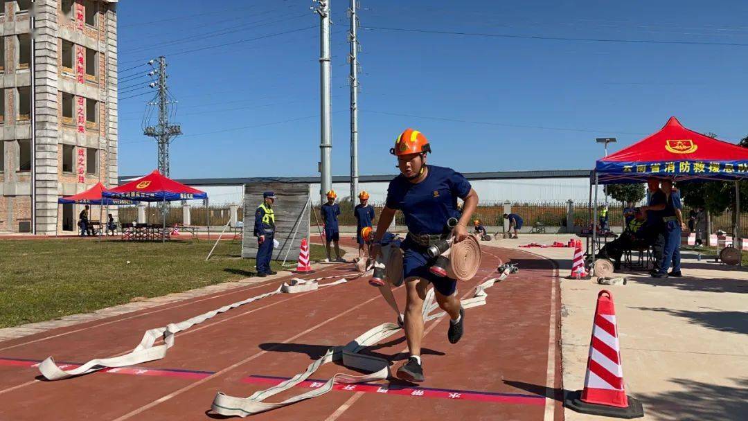 比赛中冷静果断的裁判调度让场面得以控制 比赛中冷静果断的裁判调度让场面得以控制