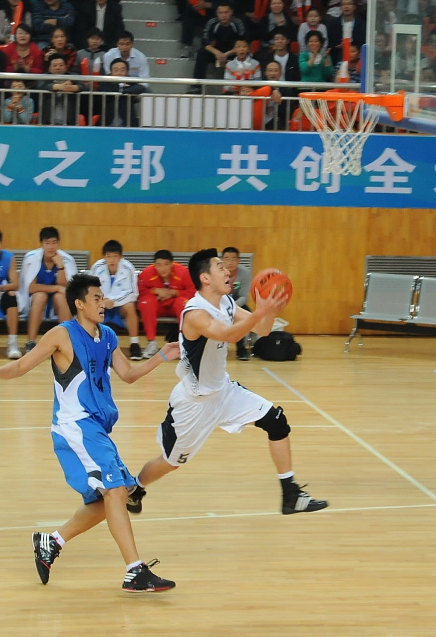 篮球运动员展现了顶尖的比赛技能 篮球运动员展现了顶尖的比赛技能