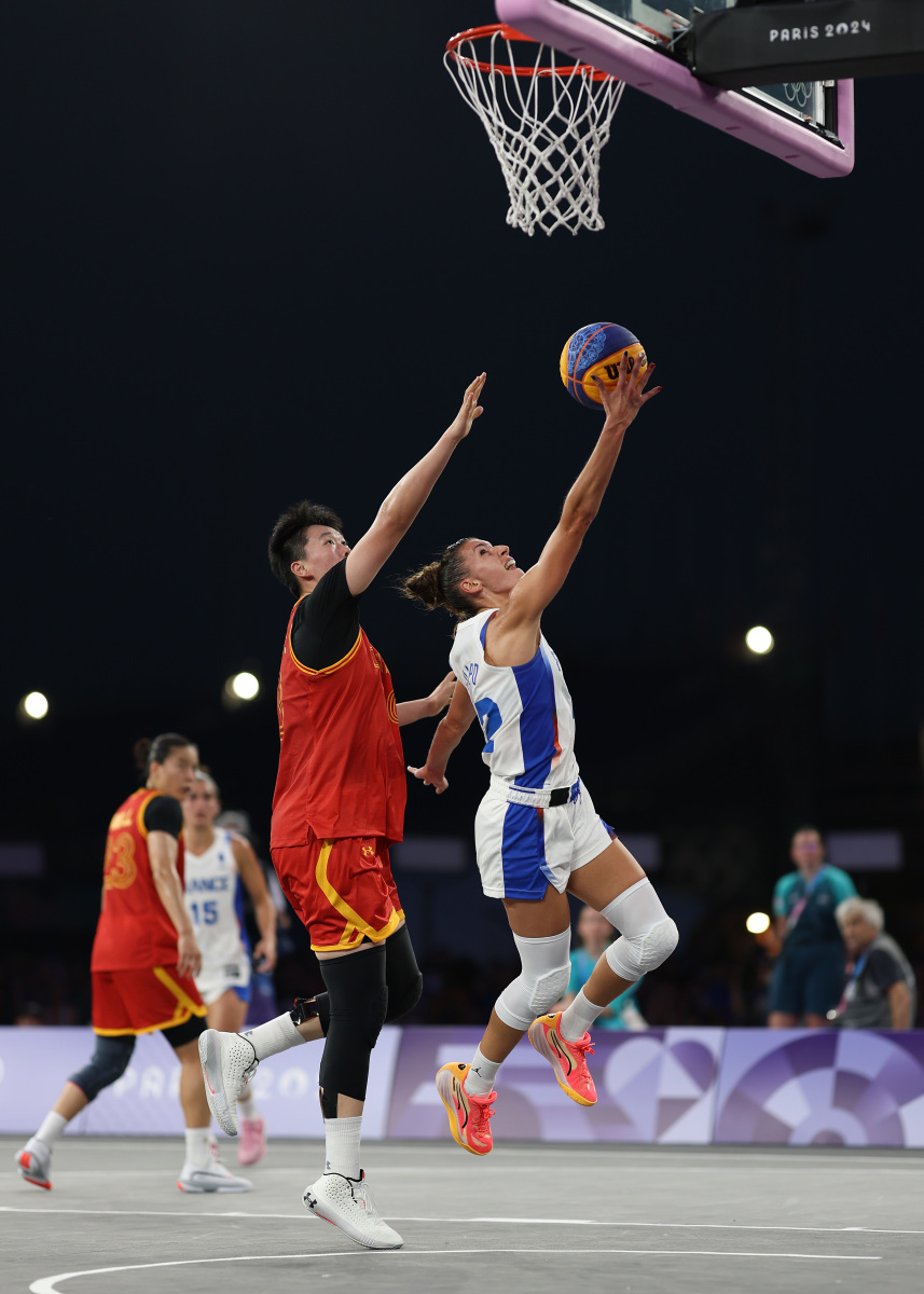 篮球运动员展现了顶尖的比赛技能 篮球运动员展现了顶尖的比赛技能