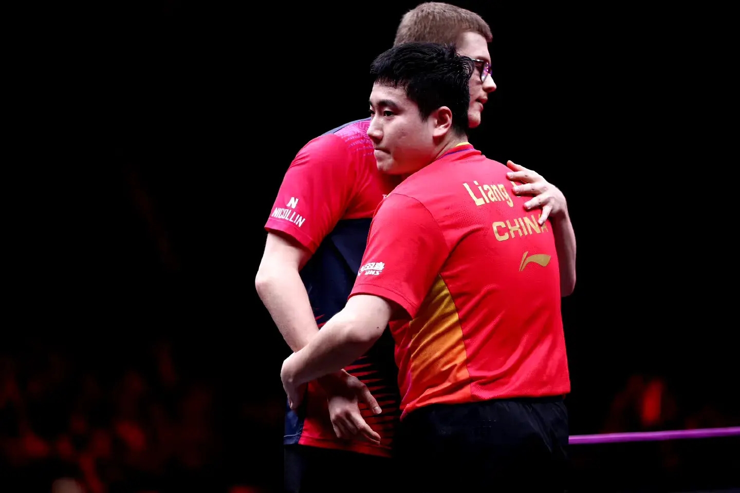 包含中国乒乓球队鏖战瑞典乒乓球队，波尔关键制胜的词条