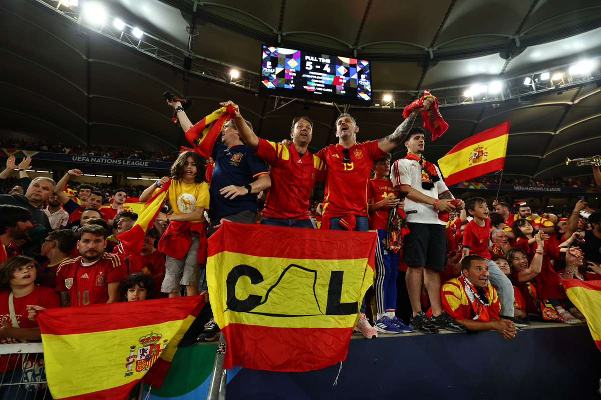 球队在赛场上斗志昂扬，争夺荣耀